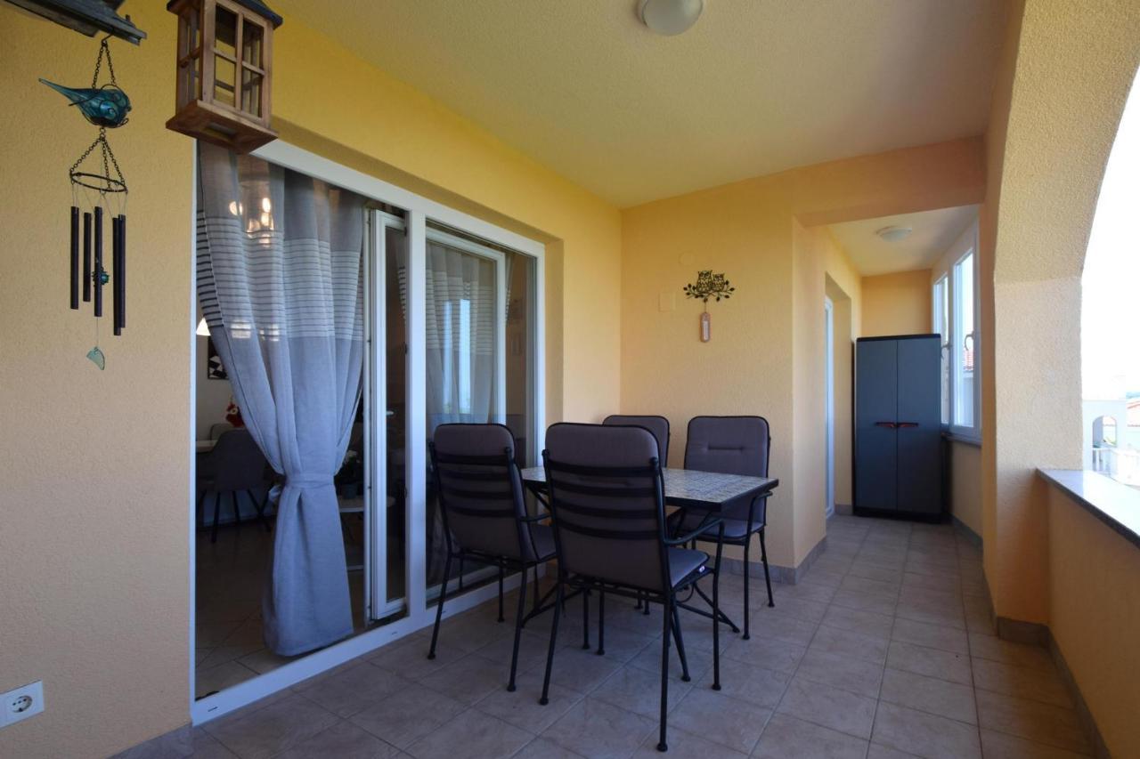 Apartment Lucy Malinska Exterior photo